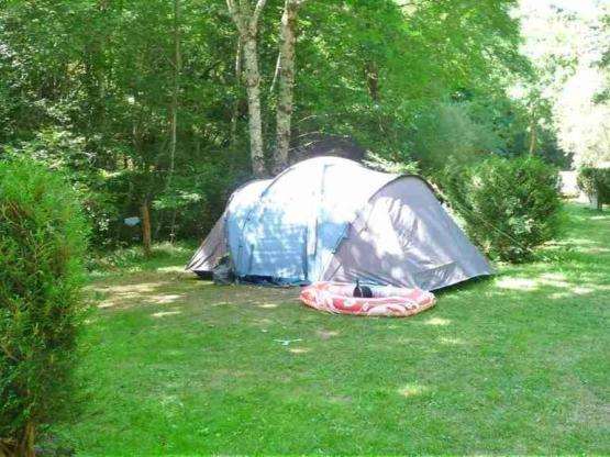 Stellplatz  Rivière (sehr schattig am Fluss)