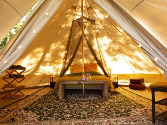 Zwei Bell-Zelte für 6 Pers (2+4). Echte Betten, ca. 40 m2, (2x20) hoch 3 M. Direkt am Fluss Lot