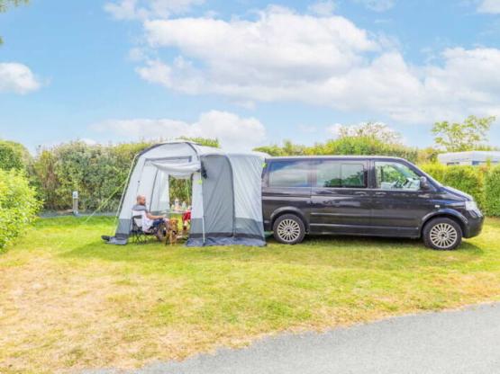 Parcel·la Confort (tenda, caravana / 1 cotxe / Electricitat)