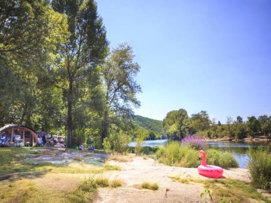Stellplatz XL- am Fluss für ZELT, ab 125m2, Extra Übergangsbereich zum Fluss