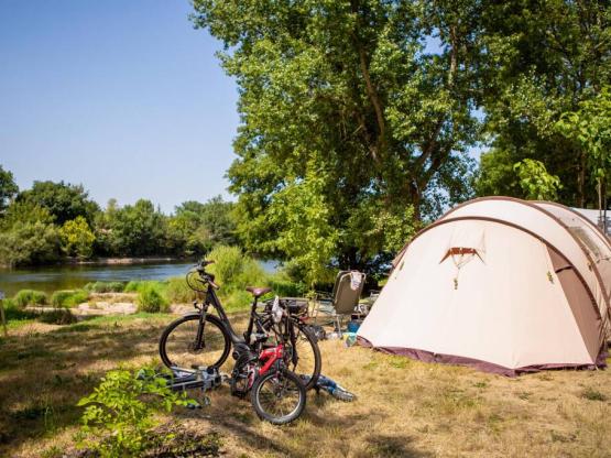 Stellplatz am Fluss für ZELT, ab 80 bis 125m2. Extra Übergangsbereich zum Fluss.