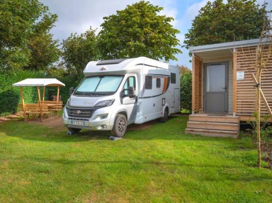 Stellplatz Premium + mit Sanitäranlagen