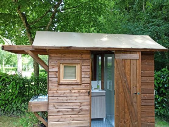 Stellplatz mit eigener Sanitäranlage – Castels Suite - Elect. 16A + Wasseranschluß + Entsorgung