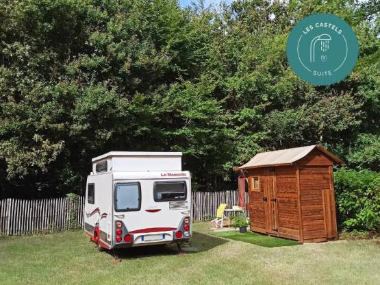 Stellplatz mit eigener Sanitäranlage – Castels Suite - Elect. 16A + Wasseranschluß + Entsorgung