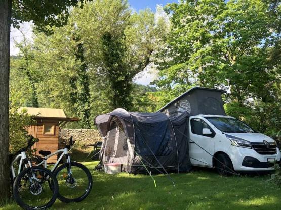 Premium Campingplatz XL mit privaten Sanitäranlagen (1 Fahrzeug + 1 Zelt oder 1 Wohnwagen)