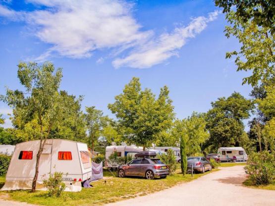 Stellplatz Grand Confort - 90/110m² mit  Wassser, Abwasserentsorgung und Strom (16 A)