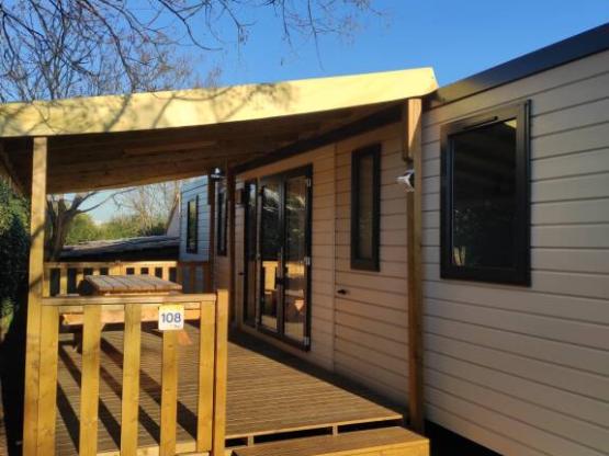 Mobilheim Premium 40m² - 4 Schlafzimmer - 2 badezimmer - 2 WC + Klimaanlage +Spüllmachine + überdachte Terrasse