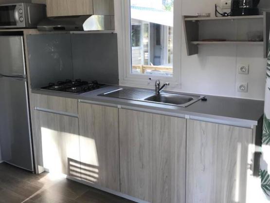 Mobilheim Confort 28m² - Klimaanlage + TV + überdachte Terrasse