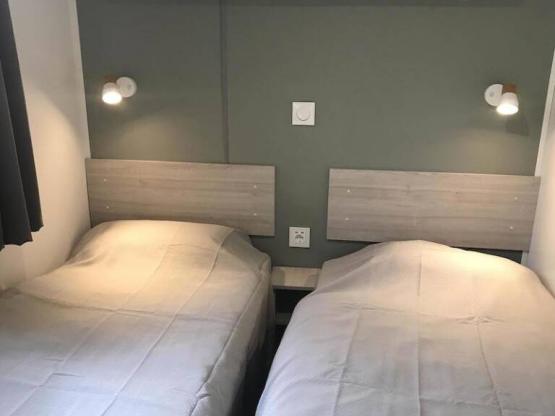 Mobilheim 36m² - Klimaanlage + TV + überdachte Terrasse