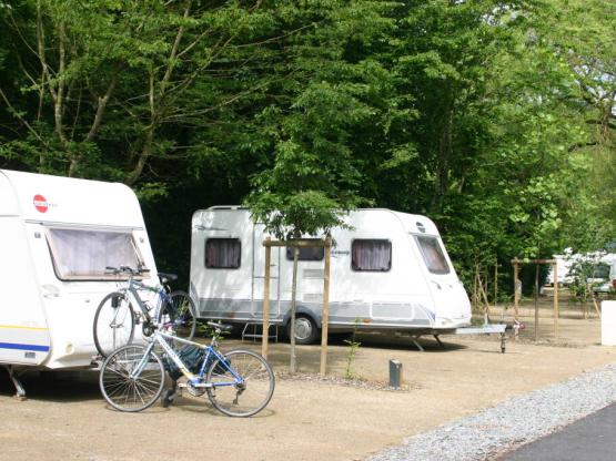 Comfort arrangement voor 1 tot 2 personen met Caravan + 1 Auto + elektriciteit 16 A.