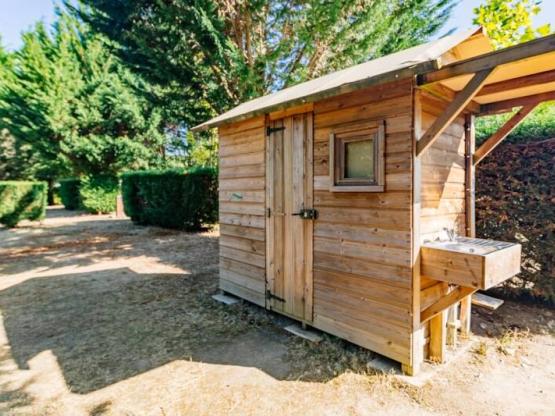 Stellplatz + Strom 10A - Fließwasser- und Abwasseranschluss - mit Sanitäranlagen - Z3