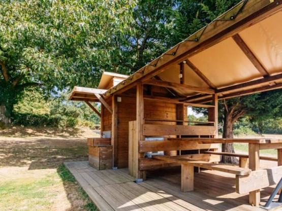 Stellplatz Castel Suite P+ Strom 20A - Fließwasser- und Abwasseranschluss - mit Sanitäranlagen - Z4