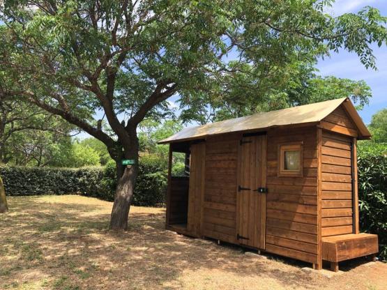 Freecamp-Paket (1 Zelt, Wohnwagen oder Wohnmobil / 1 Auto / 8A Strom mit Küche und individuellen Toiletten) Komfort (Zelt, Wohnwagen, Wohnmobil / 1 Auto / Strom 8A)