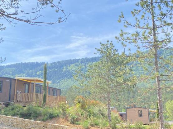 Mobilheim 40m² Confort - 3 Schlafzimmer + Halbüberdachte Terrasse + TV + 2 Badezimmer + Seeblick