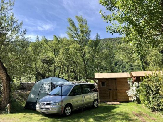 Premium Campingplatz mit privaten Sanitäranlagen (1 Fahrzeug + 1 Zelt oder 1 Wohnwagen)