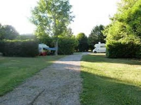 Stellplatz + 1 Auto + Zelt , Wohnwagen oder Wohnmobil +  Strom