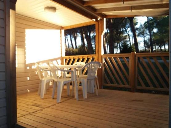 Mobilheim Méditerranée 32m² - 2 Schlafzimmer + Klimaanlage + TV + überdachte Terrasse