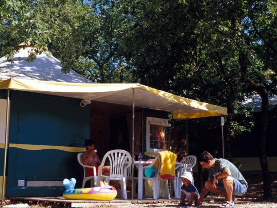 Kiwi-Zeltbungalow mit Sanitäranlagen