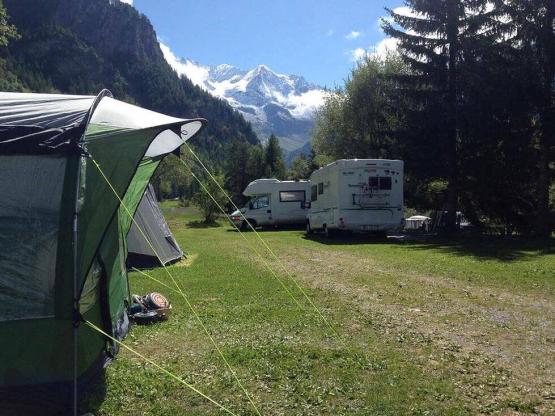 Stellplatz Confort (1 Zelt, Wohnwagen, Wohnmobil / 1 Auto / Strom 16A)