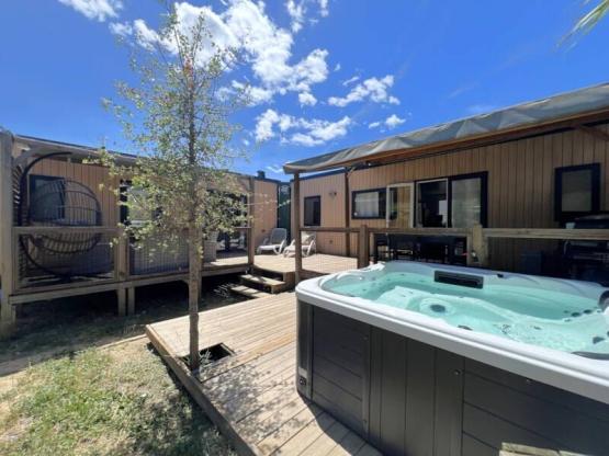 Mobilheim Tribu Premium 5 Schlafzimmer + Terrasse 44m² + TV +Spüllmachine +Klimaanlage