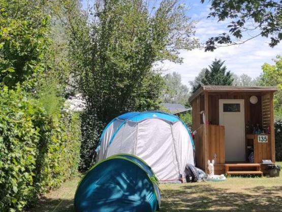 Premium staanplaats 100m2 (1 tent, 1 caravan of 1 camper), elektriciteit 10A + privé sanitair