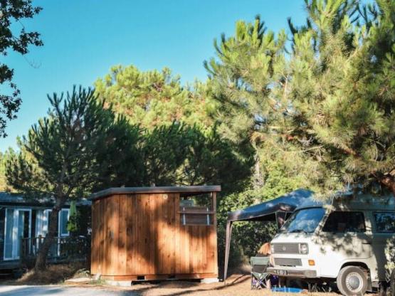 PREMIUM   PLATZ ( Zelt/Wohnwagen/Wohnmobil) mit Private Sanitäte, Kühlschrank, Waschbecken und Grill