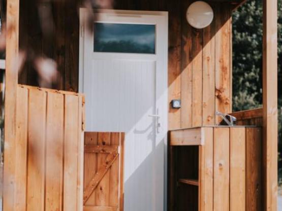 PREMIUM   PLATZ ( Zelt/Wohnwagen/Wohnmobil) mit Private Sanitäte, Kühlschrank, Waschbecken und Grill