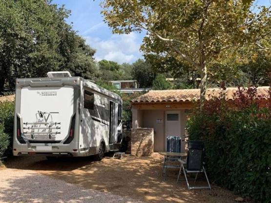 Stellplatz mit Sanitäranlagen
