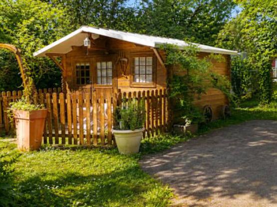 Kleines Holzchalet mit Schlafsaal (ohne Küche und Wasser)