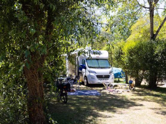 Stellplätze Privilège Flussufer (Strom 16A + wasser + Kühlschrank + Tisch)