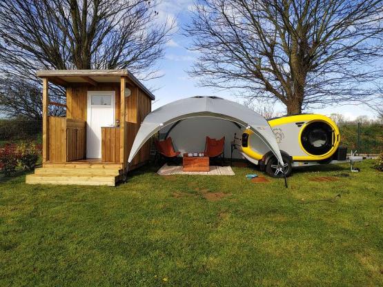 Stellplatz Luxe mit 10A Stromanschluss und individuellen Sanitäranlagen