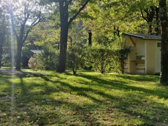 XL 130m² Stellplatz +Kabine WC, Dusche, Kühlschrank und Plancha