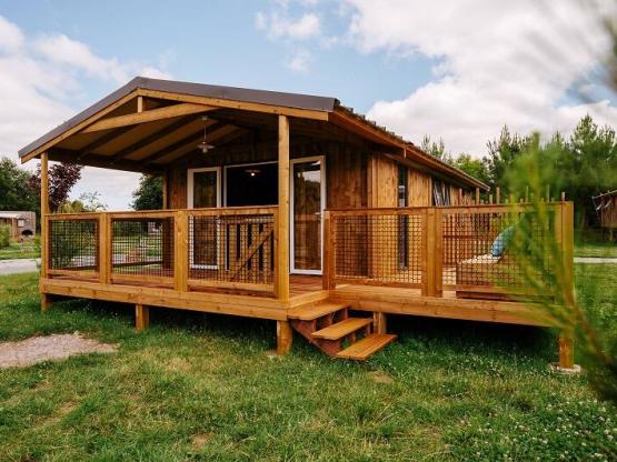 Cabane Lodge VIP 43m² (2 Zimmer - 1 Badzimmer) mit Halbüberdachte Terrasse