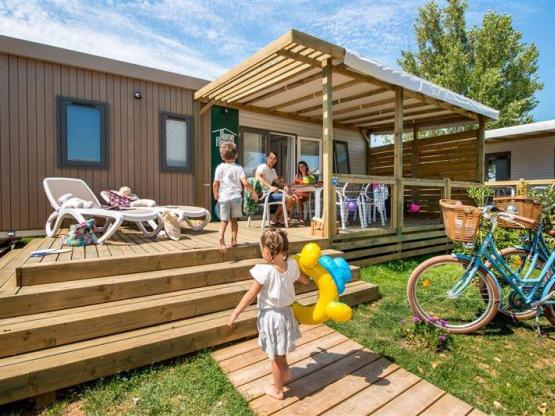 Homeflower PREMIUM 29m² (2 kamers) + CLIM + halfoverdekt terras + TV + lakens + handdoeken