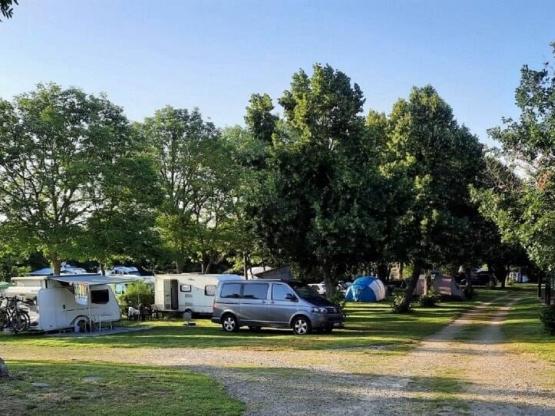Emplacement + véhicule (avec ou sans elec)