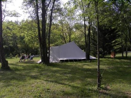 Stellplatz Privilège - Strom 8A  - Stellplatz XL + Kleines Zelt mit Blick auf den Fluss