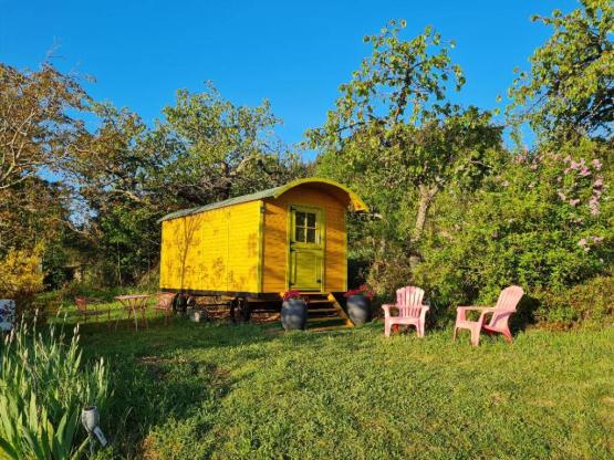 Gypsy caravan 2/4 people 11m² equipped with separate master bedroom and kitchenette.