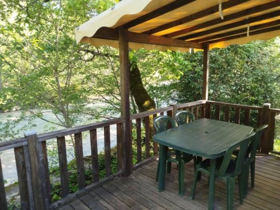 Mobilheim gegenüber dem Fluss