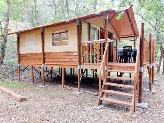 Hütte mit Badezimmer und Küche