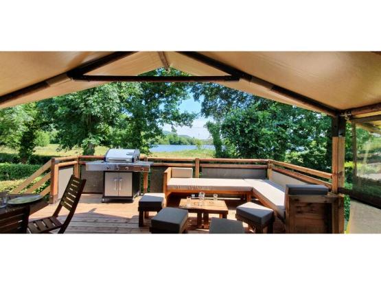 Möblierte Komfortlodge 32m² - Sanitäranlagen - große überdachte Terrasse mit Blick auf die Teiche un
