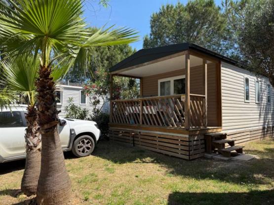 Mobilheim HIBISCUS Premium 32m² (2 Zimmer) - überdachte Terrasse 8 m² - TV - klimaangle