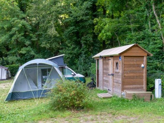 Premium-Paket: 16A Stellplatz mit Freecamp (Hütte mit Sanitäranlagen)