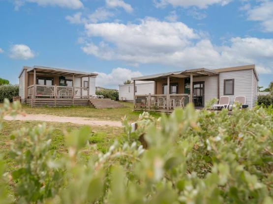 Homeflower Premium 29m² (2 Schlafzimmer) + KLIMAANLAGE + halbüberdachte Terrasse + TV + Bettwäsche