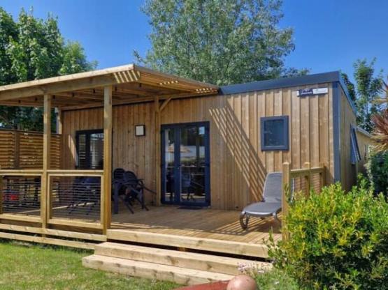 Homeflower premium (2 Schlafzimmer) + Klimaanlage + halbüberdachte Terrasse + TV + Bettwäsche + Handtüche