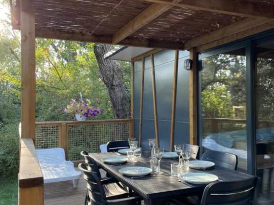 Hütte Confort 35m² 3 Schlafzimmer Halbüberdachte Terrasse + Klimaanlage