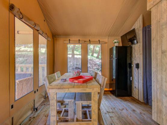 Erstklassige Lodge aus Holz und Leinwand