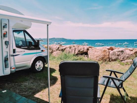 SEASIDE-PAKET: Stellplatz + Fahrzeug + Strom