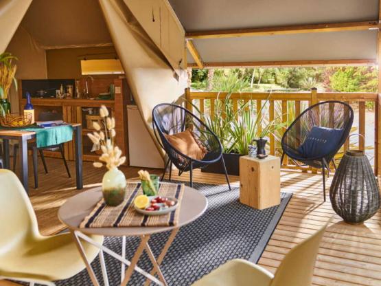 Holzhütte auf Stelzen + Sanitäranlagen und Badezimmer