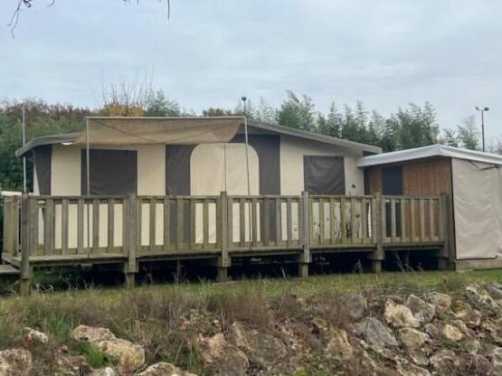 Nomadenzelt mit Sanitäranlagen