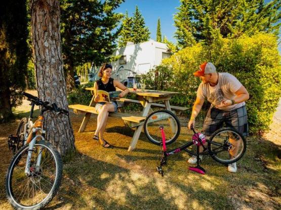 RAD-/WANDERSTELLPLATZ, ohne Strom, ohne Fahrzeug.